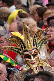 fantasievolle Masken 2008 im Publikum (Foto: Martin Schmitz)